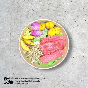 بیکن 90% گوساله، کاهوی معطر به بهار، پیاز تنوری مزه‌دار شده با بالزامیک کهنه، سیب زمینی تنوری خردلی، هلو / شلیل، ماش مزه دار، دو برش نان خمیرترش طعم دار + سس پاپریک تازه (بر پایه مایونز و پاپریکای دودی دست ساز ، با طعم تند و دودی، بدون مواد نگهدارنده شرکتی)
